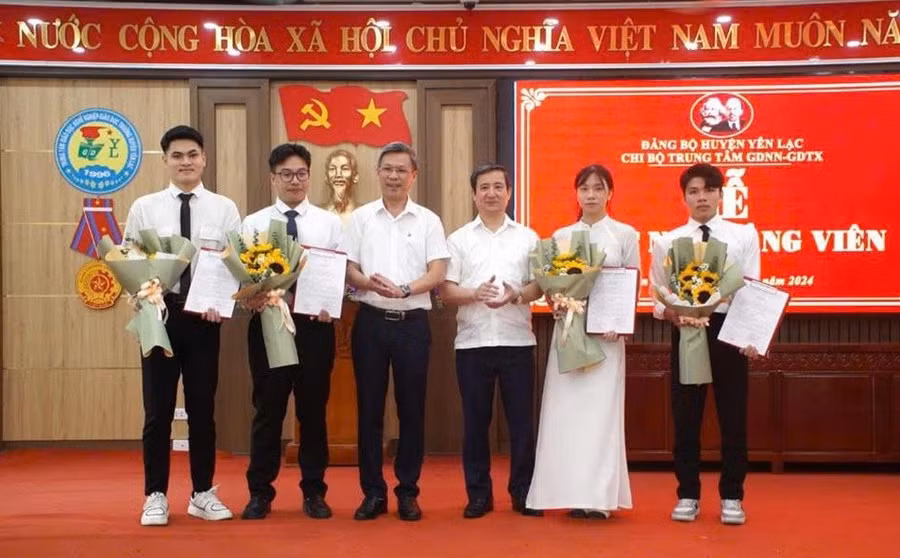 Lễ kết nạp Đảng tại Trung tâm GDNN-GDTX huyện Yên Lạc.