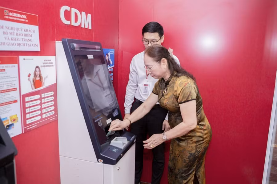 Khách hàng trải nghiệm dịch vụ Autobank CDM tại Agribank chi nhánh Vĩnh Phúc II.