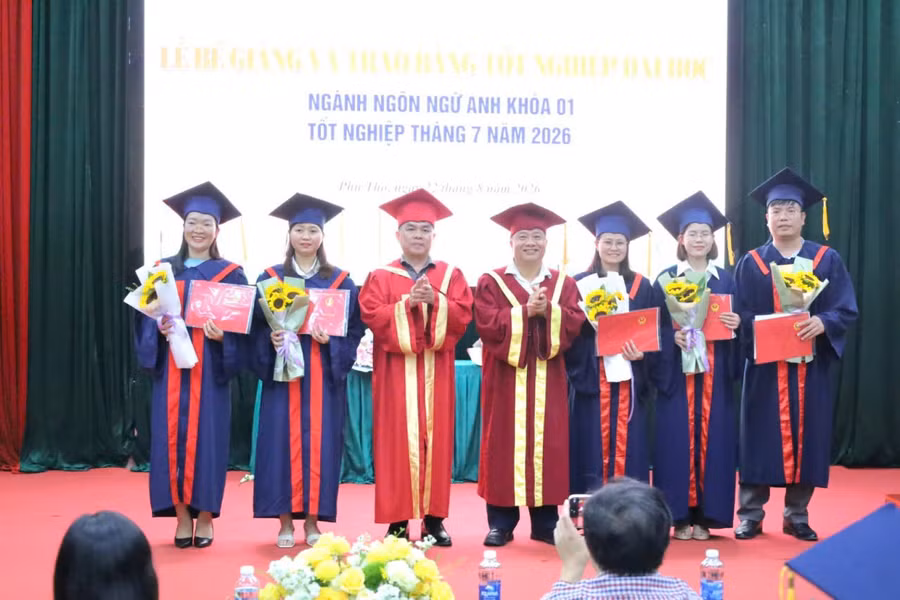 Tân cử nhân Ngôn ngữ Anh được trao bằng tốt nghiệp tại Trung tâm GDTX Vĩnh Phúc.