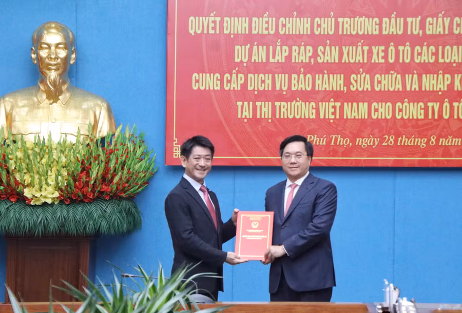 Chủ tịch UBND tỉnh Phú Thọ Trần Duy Đông (bìa phải) trao Quyết định và Giấy chứng nhận đăng ký đầu tư điều chỉnh dự án của Công ty Ô tô Toyota Việt Nam.