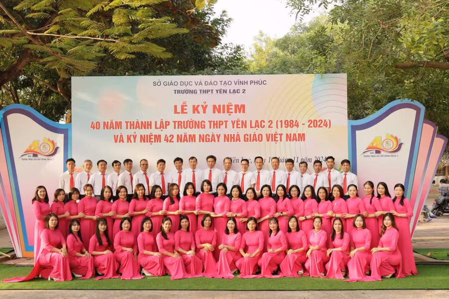Tập thể cán bộ, giáo viên nhà trường.