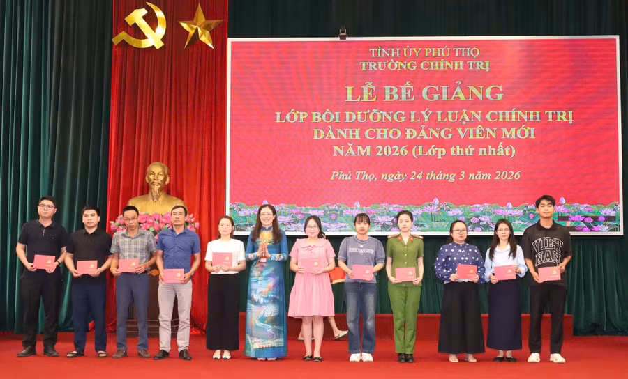 Hiệu trưởng Trường Chính trị tỉnh Phú Thọ trao giấy chứng nhận cho học viên hoàn thành lớp bồi dưỡng Đảng viên mới.