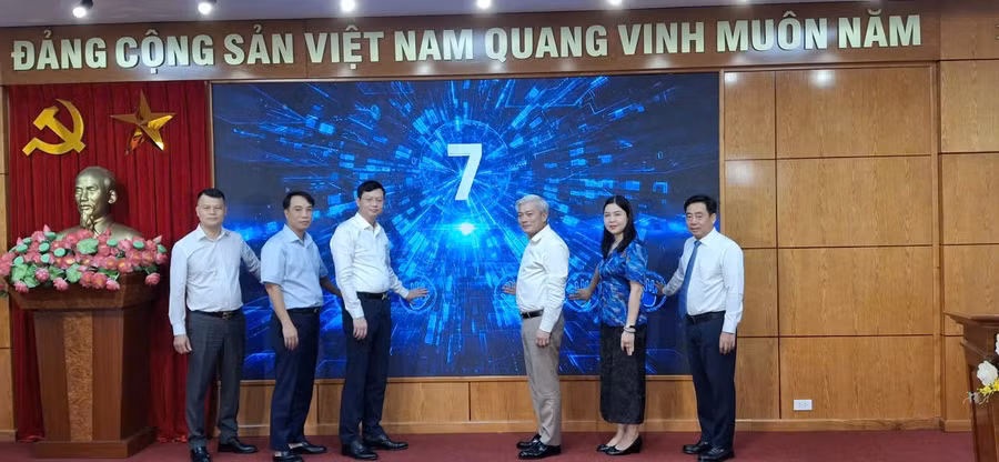 Lãnh đạo Sở GD&ĐT Hà Nội cùng các đại biểu thực hiện nghi thức ra mắt mô hình.