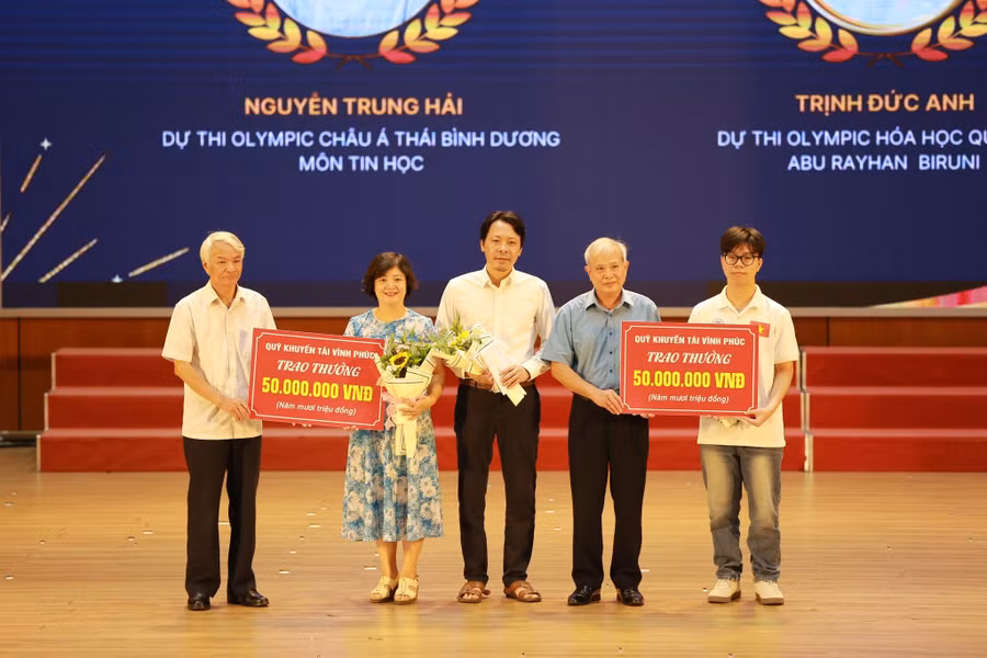 Khen thưởng giáo viên, học sinh Trường THPT Chuyên Vĩnh Phúc đạt thành tích cao trong các kỳ thi. Ảnh: THPT Chuyên Vĩnh Phúc