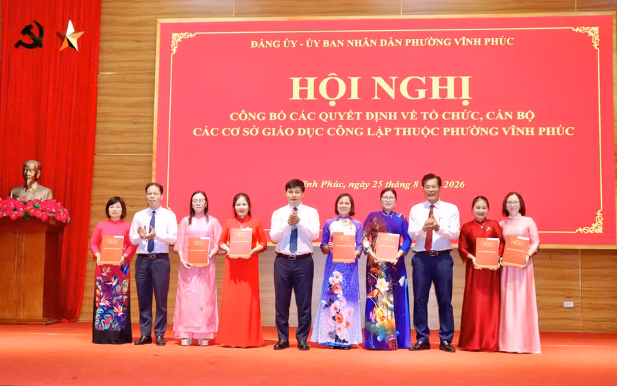 Lãnh đạo phường Vĩnh Phúc trao quyết định cho các Hiệu trưởng sau khi sắp xếp cơ sở giáo dục.