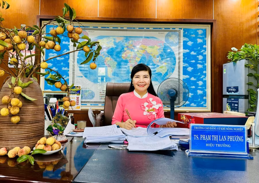 TS Phạm Thị Lan Phương, Hiệu trưởng nhà trường.