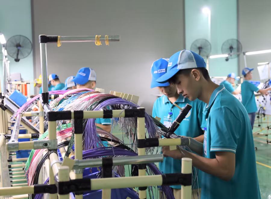 Sinh viên Trường CĐ Cơ khí nông nghiệp (CAM) tại xưởng thực hành của nhà trường.