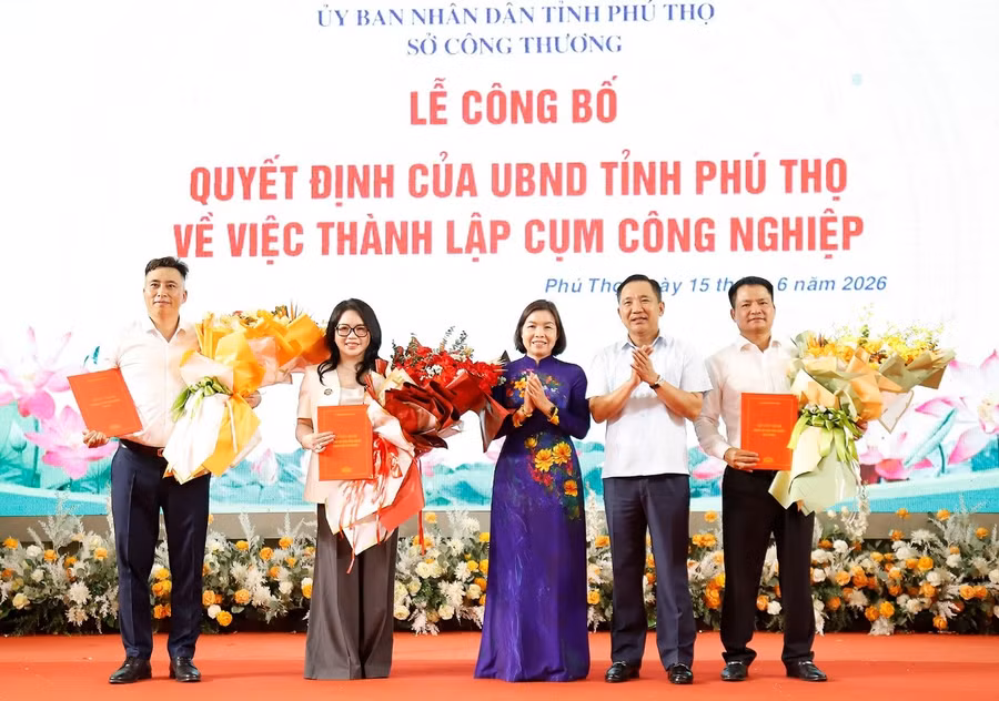 Phó Chủ tịch UBND tỉnh Phú Thọ Phùng Thị Kim Nga và Giám đốc Sở Công Thương trao quyết định và tặng hoa chúc mừng chủ đầu tư các CCN. Ảnh: Huyền Trang.