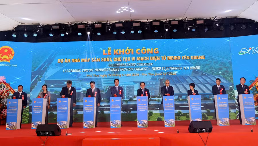 Đại biểu thực hiện nghi thức khởi công Dự án Nhà máy sản xuất, chế tạo vi mạch điện tử Meiko Yên Quang.