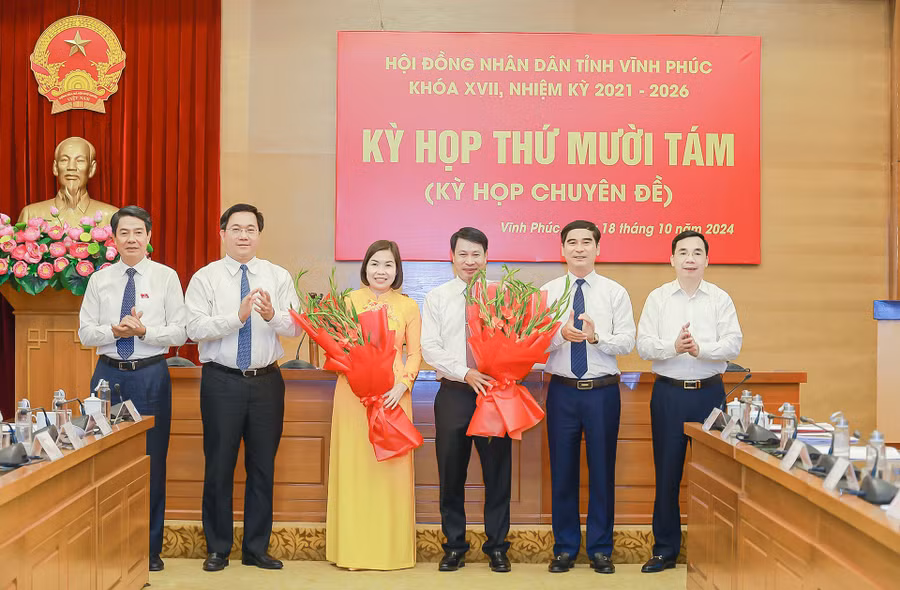 Lãnh đạo tỉnh tặng hoa chúc mừng 2 tân Phó Chủ tịch UBND tỉnh Vĩnh Phúc.