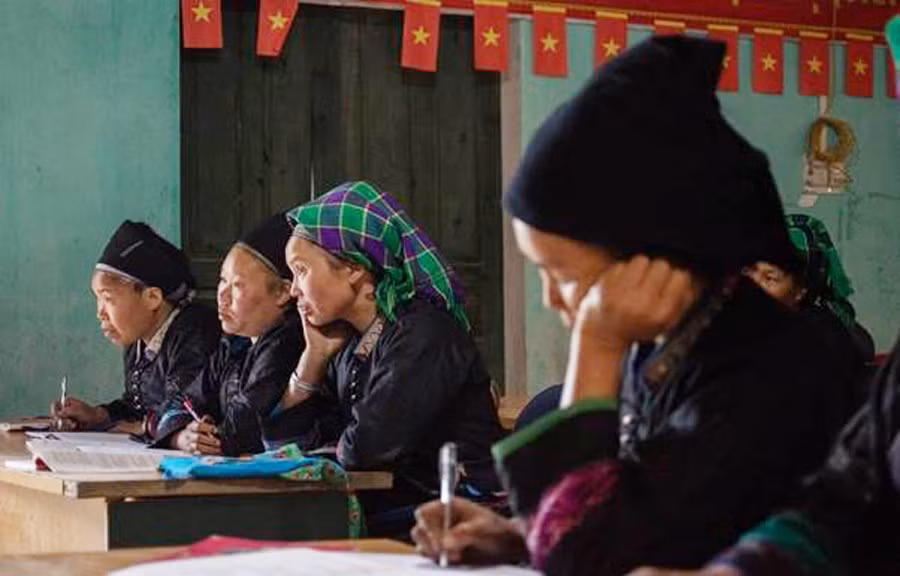 Phụ nữ dân tộc Nùng xã biên giới Bản Máy, tỉnh Tuyên Quang tham gia lớp học xóa mù chữ