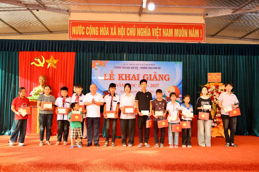 chu-tich-hdnd-tinh-bui-duc-hinh-trao-tang-qua-cho-cac-hoc-sinh-co-hoan-canh-dac-biet-kho-khan-tren-dia-ban-cac-xa-kim-boi-hop-kim-nat-son-tinh-phu-tho.jpg