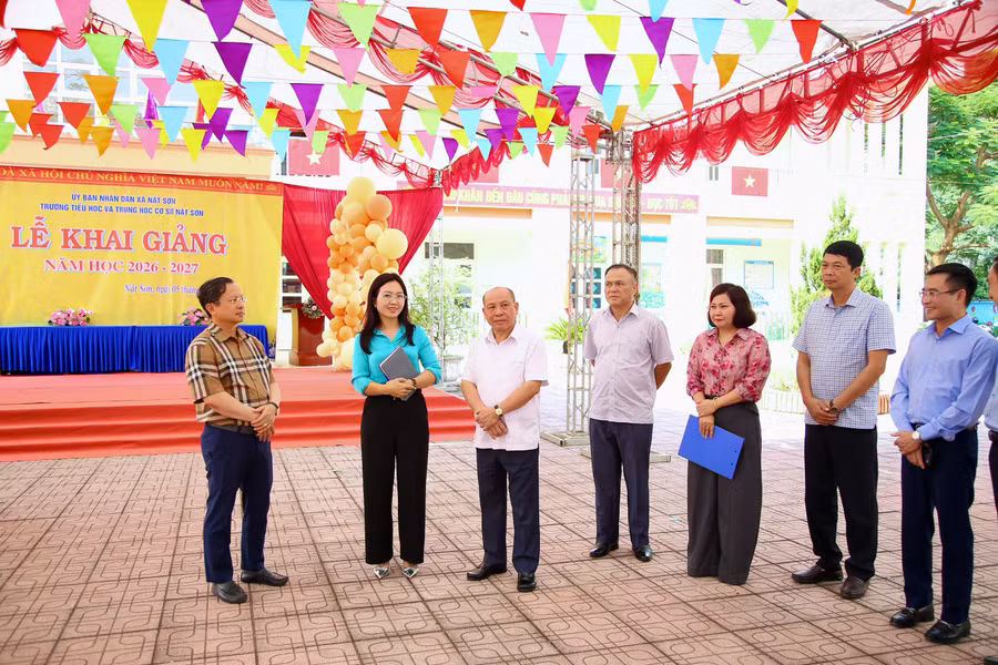 Chủ tịch HĐND tỉnh Phú Thọ Bùi Đức Hinh kiểm tra điều kiện cơ sở vật chất phục vụ Lễ Khai giảng tại Trường TH&THCS Nật Sơn (xã Nật Sơn).