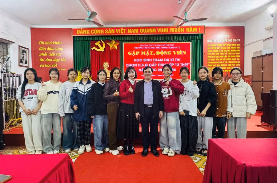 Thầy Triệu Văn Hải – Hiệu trưởng Trường THPT Ngô Gia Tự động viên học sinh trước kỳ thi.