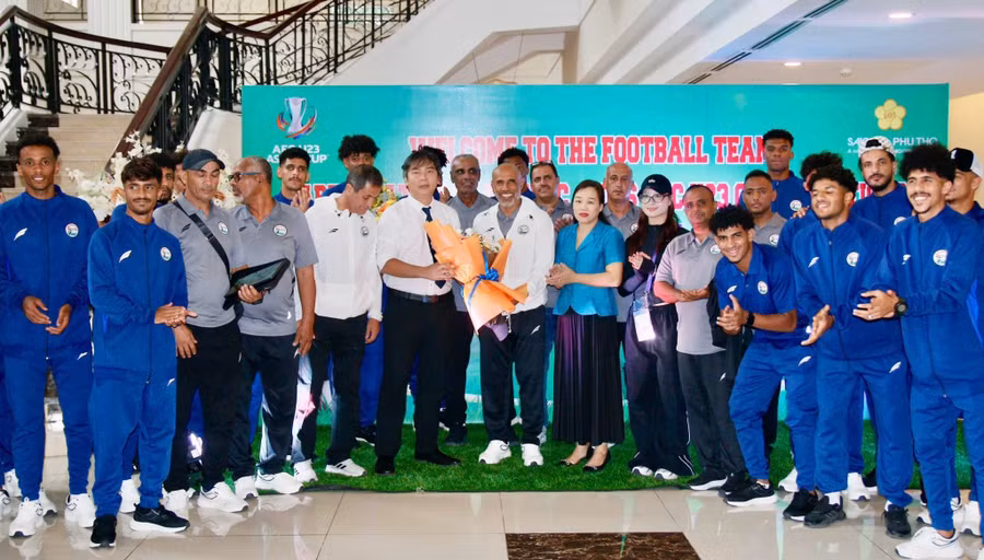 Đại diện lãnh đạo Sở Văn hóa, Thể thao và Du lịch Phú Thọ tặng hoa chào mừng U23 Yemen.