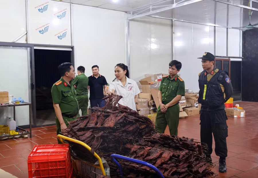 Công an kiểm tra xưởng sản xuất của Công ty TNHH MTV MQ FOOD. Ảnh: CA Phú Thọ