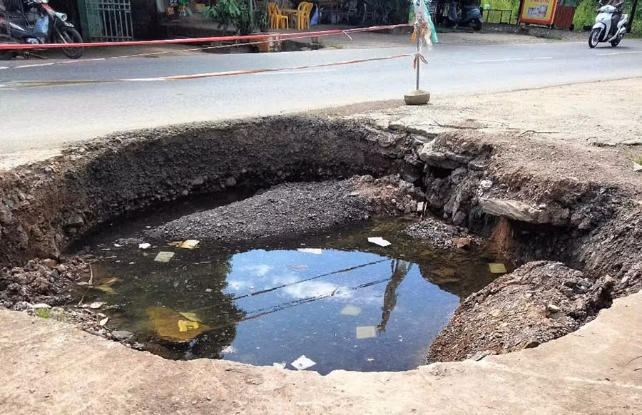 Hố sụt rộng hơn 4m, sâu khoảng 1,5m.