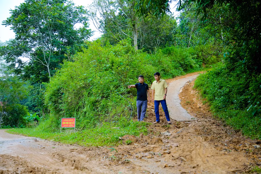 can-bo-xa-muong-thang-kiem-tra-cac-khu-vuc-co-nguy-co-sat-lo-cao-chu-dong-trien-khai-cac-bien-phap-bao-dam-an-toan-cho-nguoi-dan-va-hoc-sinh-tren-dia-ban.jpg