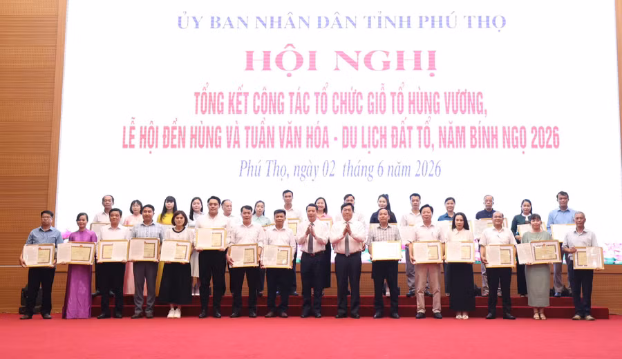 Chủ tịch UBND tỉnh Phú Thọ trao Bằng khen cho các đơn vị có thành tích.