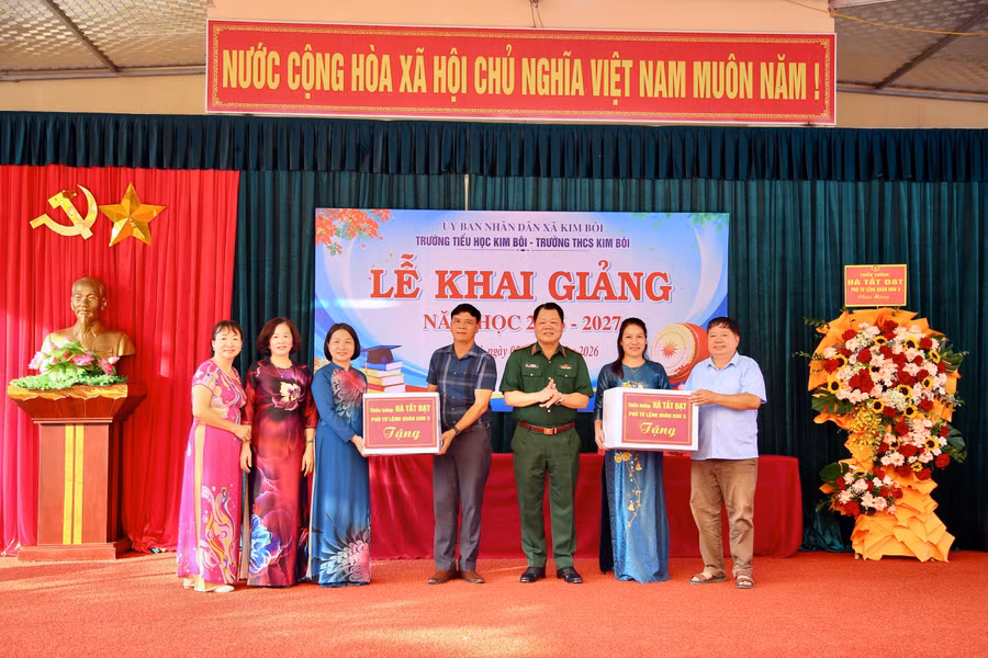 thieu-tuong-ha-tat-dat-pho-tu-lenh-quan-khu-3-trao-tang-5-bo-may-tinh-xach-tay-cho-truong-tieu-hoc-kim-boi-tinh-phu-tho.jpg