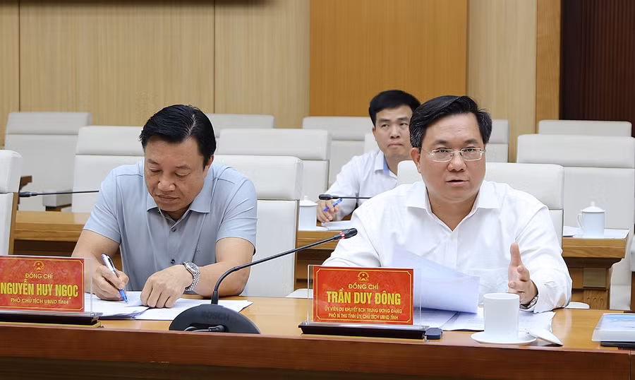 Chủ tịch UBND tỉnh Phú Thọ Trần Duy Đông (bìa phải) phát biểu chỉ đạo tại buổi làm việc.