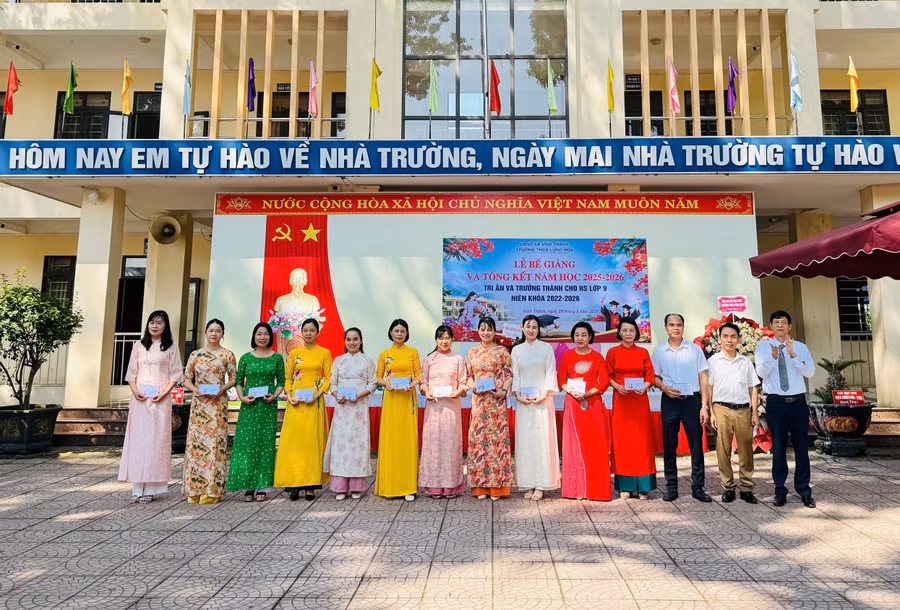 Khen thưởng giáo viên có thành tích năm học 2025-2026.