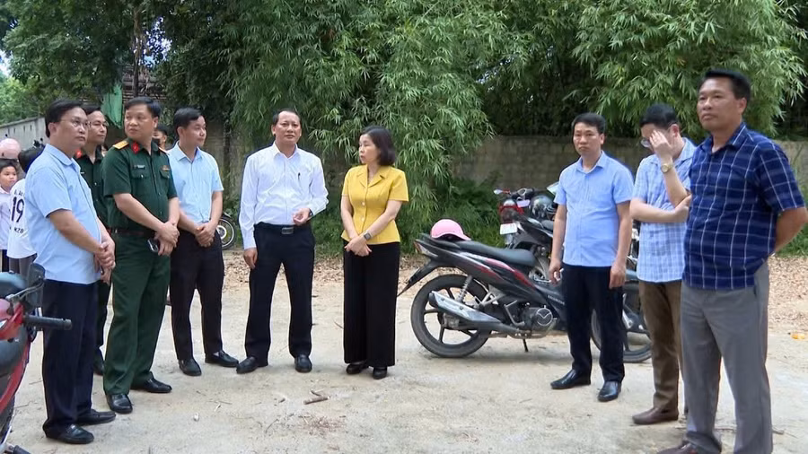 Phó Chủ tịch UBND tỉnh Phú Thọ Phùng Thị Kim Nga và đại diện các sở ngành tại hiện trường vụ việc để chỉ đạo công tác tìm kiếm cứu nạn và công tác khắc phục hậu quả.