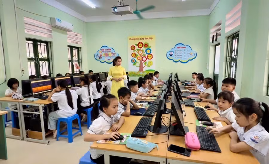 Cô giáo Thảo và các em học sinh.