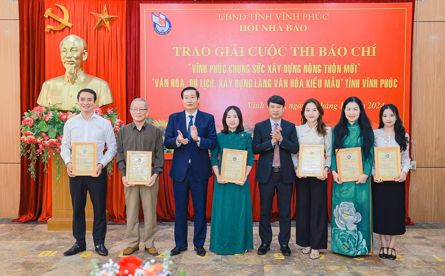 Tác giả, nhóm tác giả đạt giải A Cuộc thi "Văn hóa, du lịch, xây dựng Làng văn hóa kiểu mẫu" tỉnh Vĩnh Phúc.