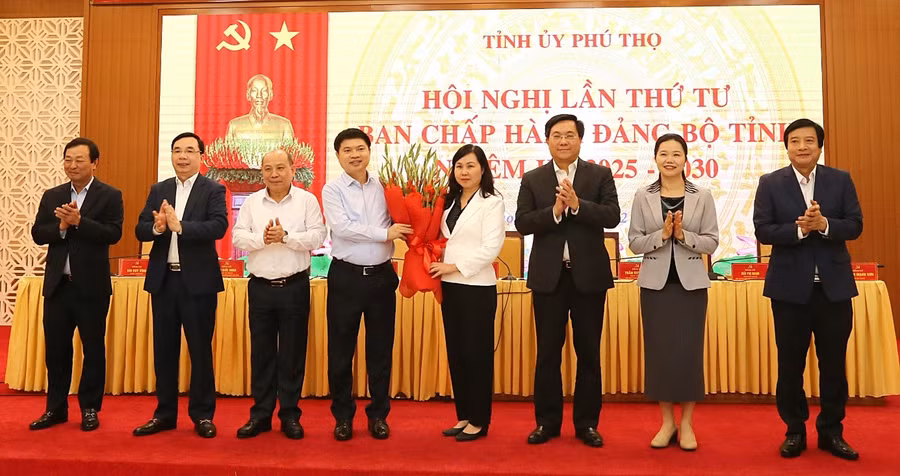 Thường trực Tỉnh ủy Phú Thọ tặng hoa chúc mừng bà Bùi Thị Thu Hằng.