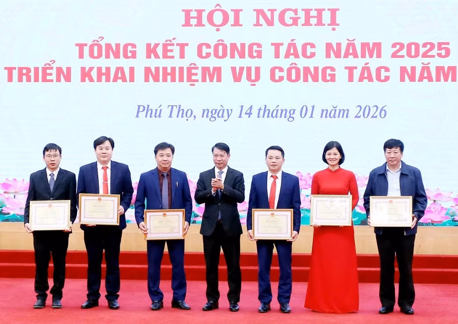 Phó Chủ tịch UBND tỉnh Phú Thọ trao Bằng khen của Bộ trưởng Bộ GD&ĐT cho các cá nhân.