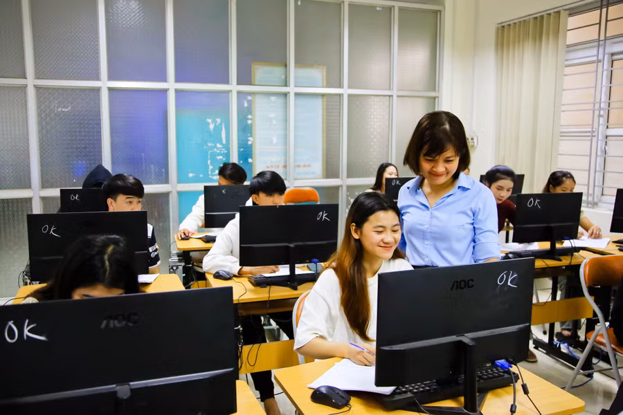 Giảng viên Trường Cao đẳng Kinh tế - Kỹ thuật Hòa Bình hướng dẫn học sinh, sinh viên thực hành.