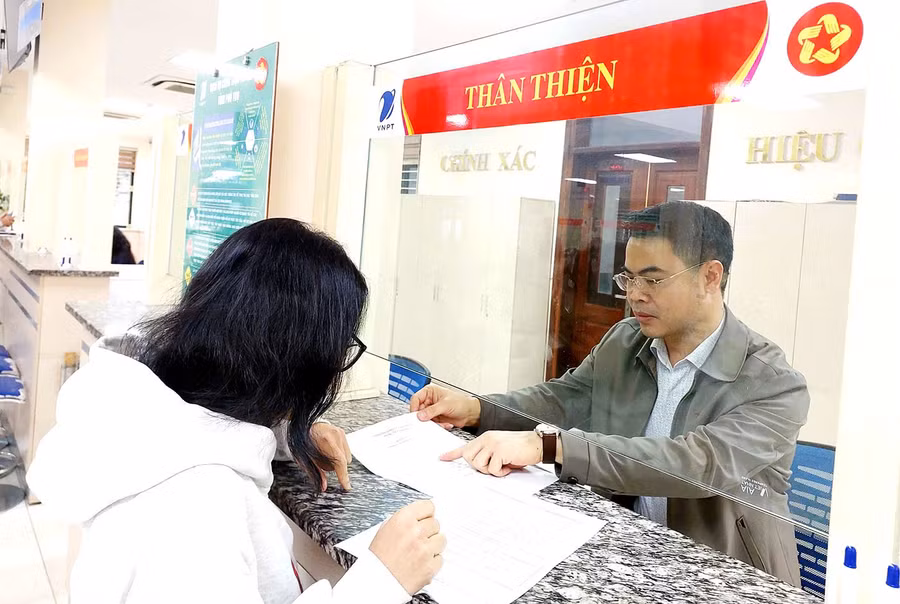 Chuyên viên Sở GD&ĐT Phú Thọ hỗ trợ người dân giải quyết TTHC tại Trung tâm Phục vụ hành chính công tỉnh.
