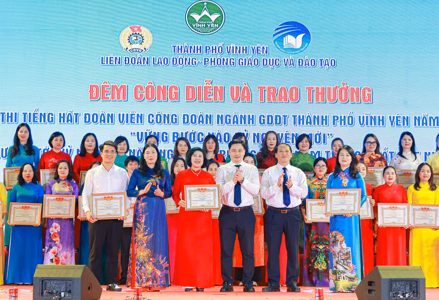Giám đốc Sở GD&ĐT Vĩnh Phúc Nguyễn Phú Sơn, Bí thư Thành uỷ Vĩnh Yên Nguyễn Trung Hải (thứ 2 và 3 từ phải qua) cùng Chủ tịch LĐLĐ tỉnh Vĩnh Phúc trao giấy khen cho các tập thể, cá nhân tham gia Hội thi.
