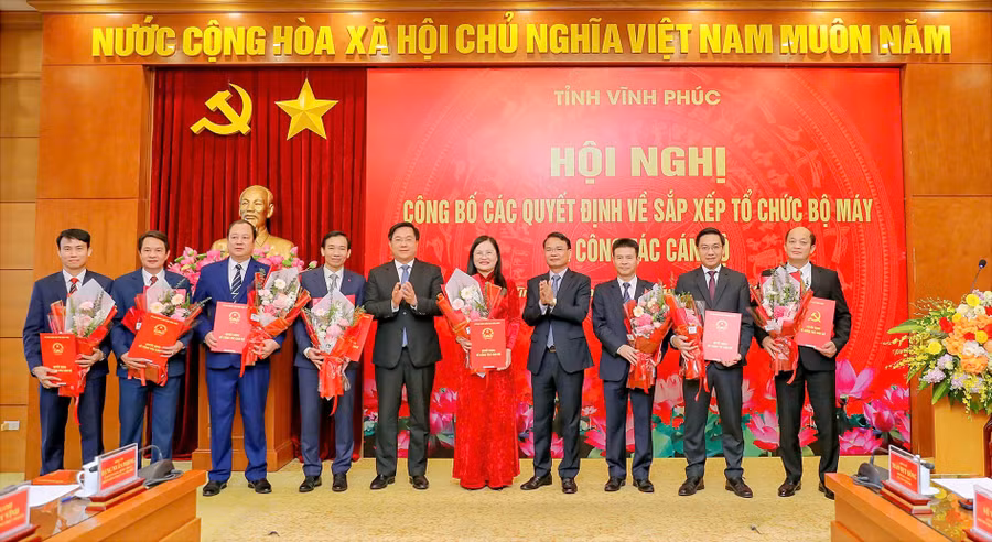 Lãnh đạo tỉnh Vĩnh Phúc chúc mừng tân Giám đốc các Sở, ngành.