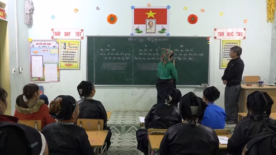 Buổi tối ở lớp học xóa mù chữ thôn Vai Lũng, xã Nấm Dẩn, tỉnh Tuyên Quang.
