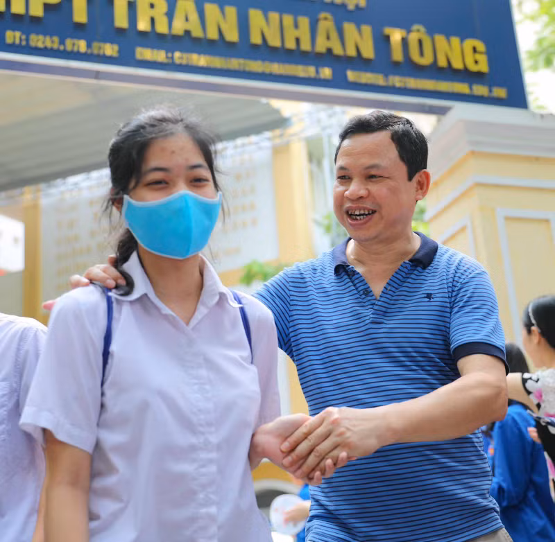 Đón con gái rời trường thi với món quà chỉ là nụ cười và lời chúc mừng con đã hoàn thành tốt kỳ thi, anh Nguyễn Tuấn Long ở quận Hai Bà Trưng cho biết luôn tin tưởng vào con gái. Dù kết quả thi thế nào, gia đình cũng luôn theo sát, ủng hộ quyết định và nguyện vọng của con. Phụ huynh in ảnh thần tượng để chúc mừng con thi lớp 10