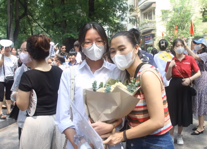 Chị Nguyễn Thị Huyền, phụ huynh học sinh tại quận Hoàng Mai chia sẻ: Do con gái rất thích hoa hồng vàng nên sáng nay chị đã tìm mua một bó hoa để tặng con ngay khi con rời trường thi. Phụ huynh in ảnh thần tượng để chúc mừng con thi lớp 10