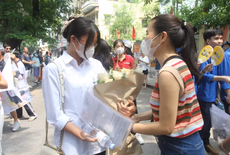 Hi vọng với món quà này, con sẽ có thêm động lực để tiếp tục học tập trong thời gian tiếp theo. Phụ huynh in ảnh thần tượng để chúc mừng con thi lớp 10