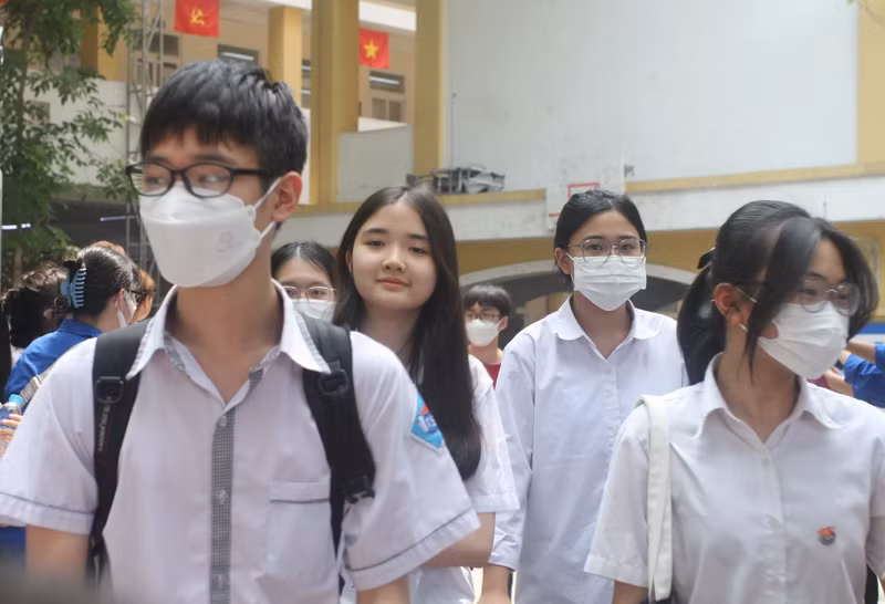 Để thể hiện tình yêu dành cho con và cổ vũ, tạo động lực cho con hoàn thành tốt bài thi của mình, nhiều phụ huynh đã chuẩn bị những món quà bất ngờ và đứng chờ sẵn ở cổng trường. Phụ huynh in ảnh thần tượng để chúc mừng con thi lớp 10