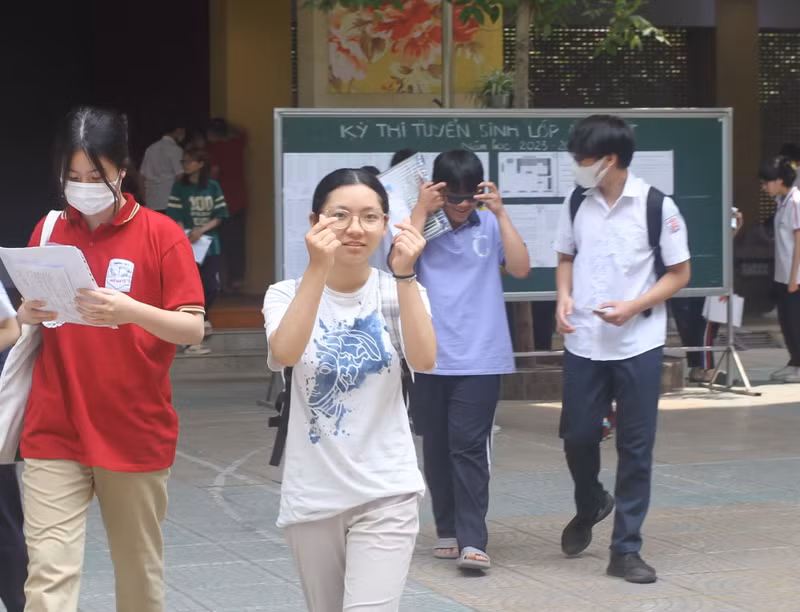Nhận món quà tinh thần từ bố mẹ, nhiều thí sinh rất cảm động và vui mừng. Phụ huynh in ảnh thần tượng để chúc mừng con thi lớp 10