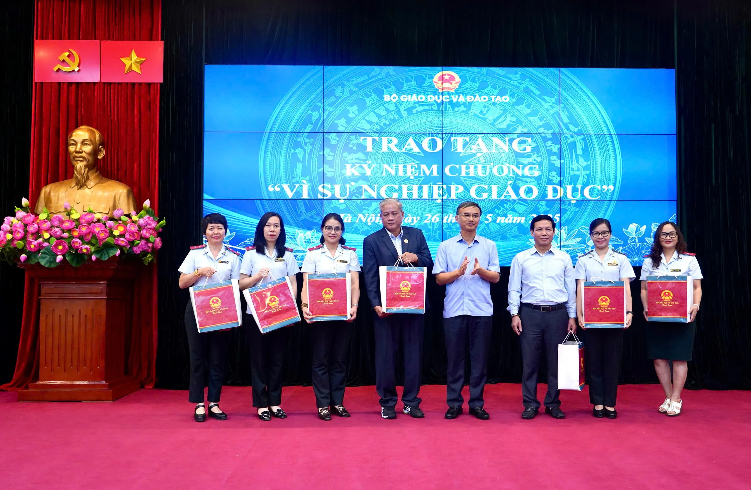 nguyen-viet-loc-tang-qua.jpg