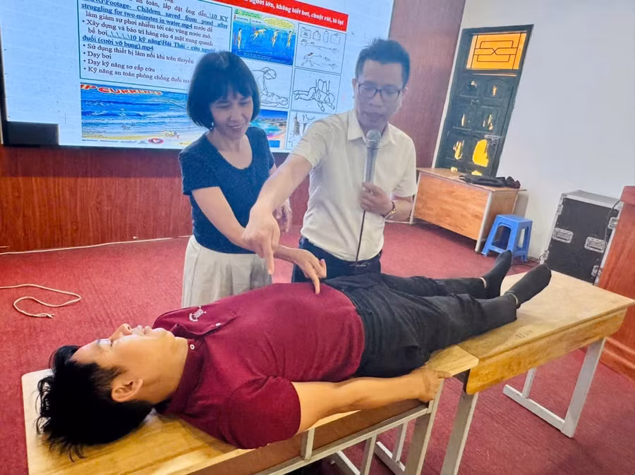 Giáo viên và phụ huynh thực hành kỹ năng phòng, chống tai nạn thương tích tại chưong trình.