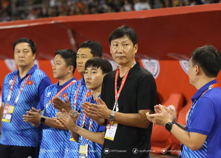 HLV Kim Sang-sik tích cực tuyển quân cho tuyển Việt Nam.