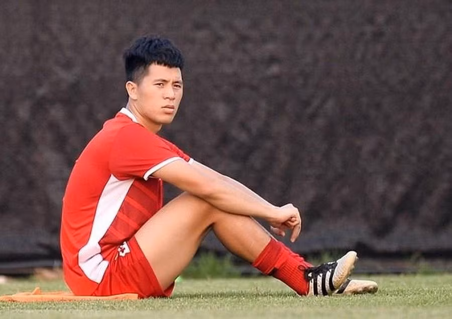 Đình Trọng tiếp tục lỡ hẹn với tuyển Việt Nam vì chấn thương.