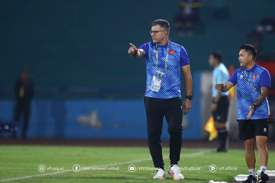 HLV Cristiano Roland dẫn dắt U17 Việt Nam dự tại FIFA U17 World Cup.