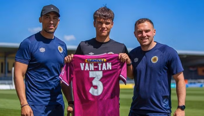 Alex Van-Tam được bầu chọn là Cầu thủ xuất sắc nhất mùa giải của U18 Boston United.