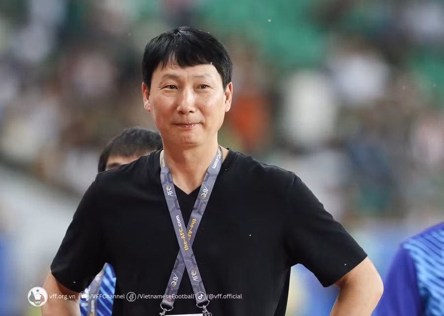 HLV Kim Sang-sik căng mình với nhiều giải đấu quan trọng. Ảnh: VFF.