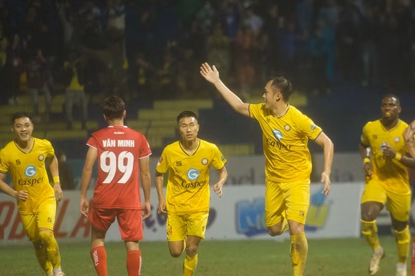 Thanh Hóa so tài Công an Hà Nội ở vòng 25 V-League.