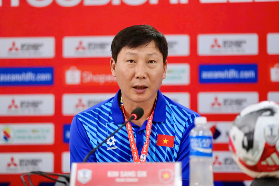 HLV Kim Sang Sik tự tin trước trận gặp Man United.